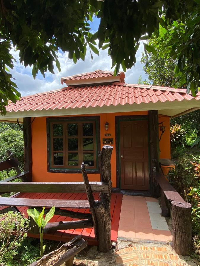 Hotel Baanphuthadol Mae Hong Son Exterior foto
