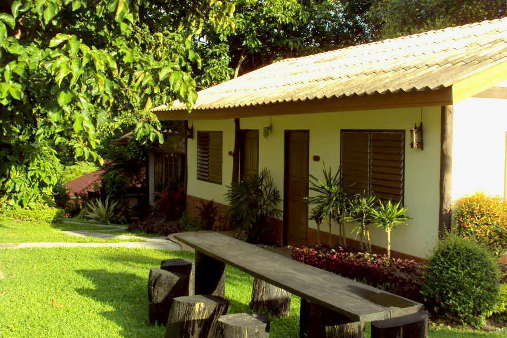 Hotel Baanphuthadol Mae Hong Son Exterior foto