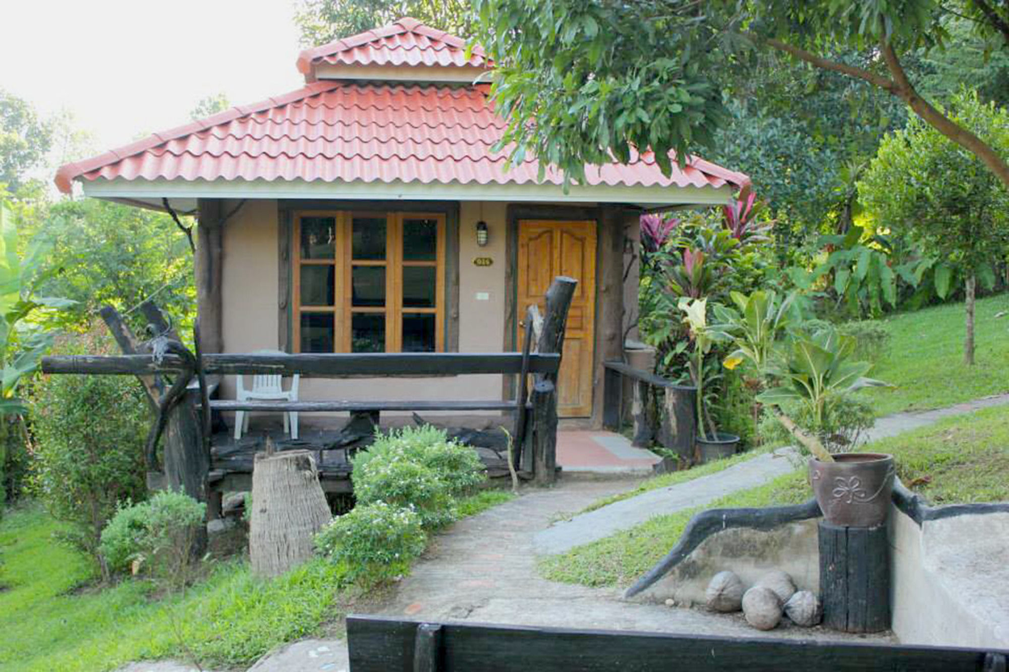 Hotel Baanphuthadol Mae Hong Son Exterior foto